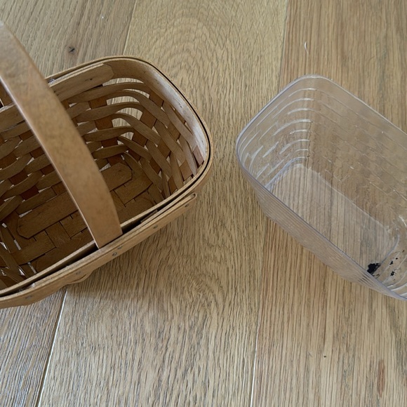 Longaberger small basket with handle and liner - Picture 2 of 8